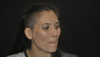 Aku seneng banget, aku dari dulu pengen banget potong begini tapi terikat kontrak. Karena sutradaranya bilang boleh, aku jadikan alasan agar punya rambut Skinhead, ujar Hannah. Foto: Noel/detikHOT