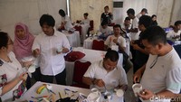 Workshiop tersebut menyelenggarakan pendidikan keterampilan untuk kaum difabel berupa menjahit, membuat kue, kerajinan kulit, serta melukis di gelas dan sepatu.