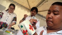 Sejumlah peserta workshop difabel saat membuat kerajinan di Taman Mini Indonesia Indah, Jakarta, Sabtu (12/11/2016).