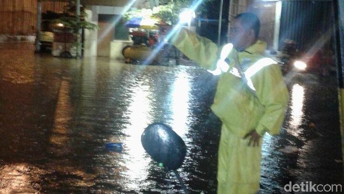 Banjir Belum Surut, Warga Perumahan Total Persada Tangerang Mengungsi