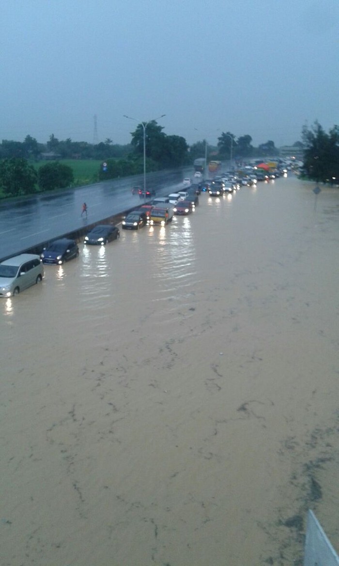 Tol Cikampek Tergenang Air, Lalin Arah Jakarta Macet Parah