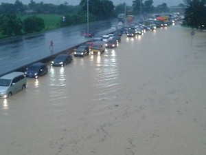 Banjir Sudah Surut, Tol Cikampek Arah Jakarta Masih Macet 3 Km