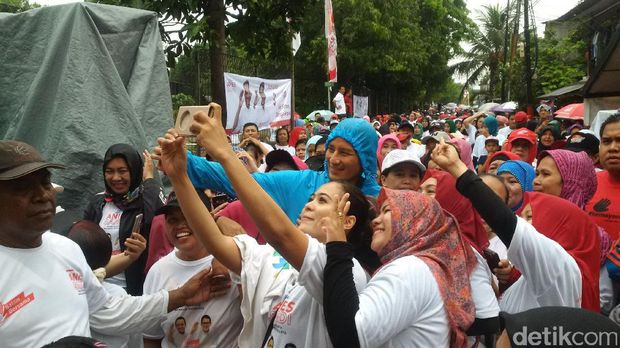  Calon wakil gubernur DKI Jakarta Sandiaga Uno senam bersama warga Kemayoran, Jakpus, Minggu (13/11/2016)