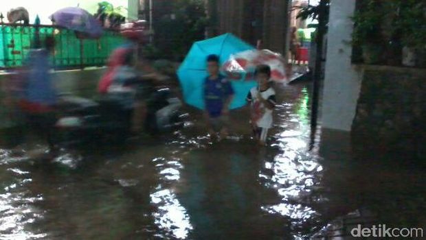 Tanggul di Perumahan Total Persada Tangerang Meluap, Ratusan Rumah Terendam