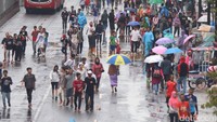 Walaupun gerimis mengguyur, antusias warga untuk berolahraga tetap tidak surut.