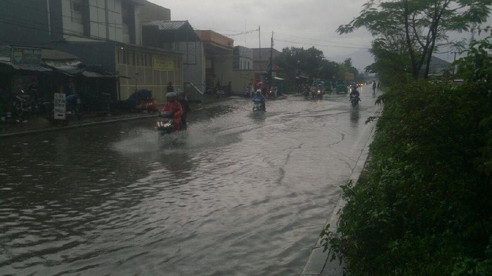 Banjir Setinggi 30 Cm Genangi Rancaekek Bandung, Lalin Tersendat