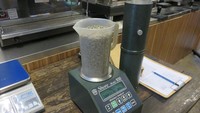 Tahap pertama yang diperlukan sebelum me-roasting biji kopi adalah mengukur kadar air dan kelembabannya. Kadar air terbaik adalah 11-13%.