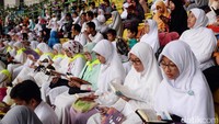 Ribuan orang membanjiri Stadion Patriot Candrabaga, Kota Bekasi, Jawa Barat, Minggu (13/11/2016).