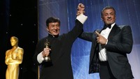 Aktor laga Sylvester Stallone mengucapkan selamat kepada Jackie Chan. REUTERS/Mario Anzuoni.