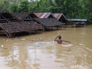 BPBD Trenggalek Siapkan Alat Berat dan Personel Hadapi Bencana Musim Hujan