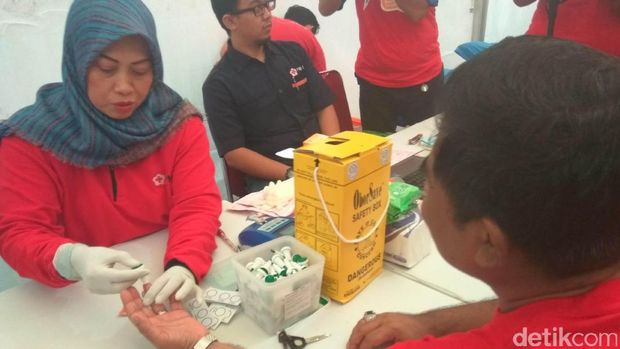  Plt Gubernur DKI Sumarsono ikut donor darah di kawasan CFD, Bundaran HI, Jakpus, Minggu (13/11/2016)