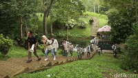 Para Risers Datun juga sempat mengunjungi situs peninggalan sejarah di zaman neolitikum. Ya, mereka tiba di situs Taman Purbakala Pugung Raharjo, Sekampung Udik, Lampung Timur.