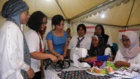 Koordinator Kartini Blue Bird Peduli Noni Purnomo berdialog bersama peserta workshop difabel saat membuat kerajinan tas.
