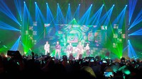 Masih memukau dengan tata pencahayaan yang luar biasa, SHINee pun membawa para fans kembali ke 2008 lewat hits debut mereka, Replay, yang diubah temponya menjadi lebih lambat. Foto: Delia Arnindita Larasati/detikHOT