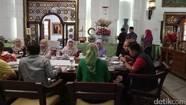  Wali Kota Bandung Ridwan Kamil menjamu sarapan pagi Wakil Menteri ESDM Arcandra Tahar, Minggu (13/11/2016)