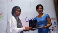 Koordinator Kartini Blue Bird Peduli Noni Purnomo menerima cinderamata dari Kusuma Prabandari Pemilik Yayasan Sampaguita usai memberikan workshop Kartini Blue Bird di Taman Mini Indonesia Indah.
