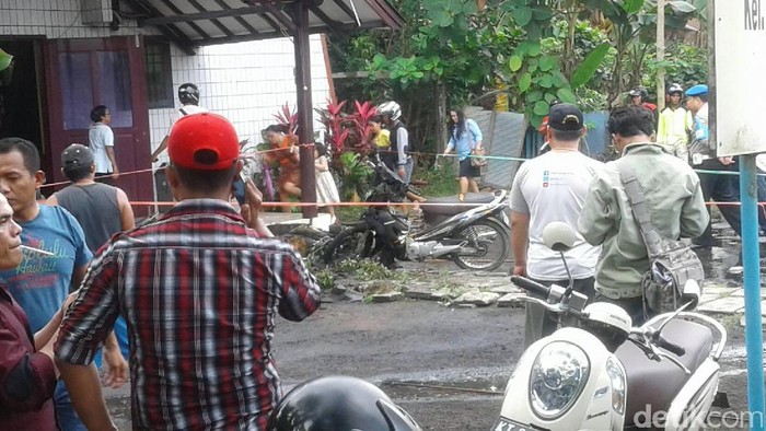 Tim Labfor Olah TKP di Depan Gereja Oikumene Terkait Ledakan Bom Molotov