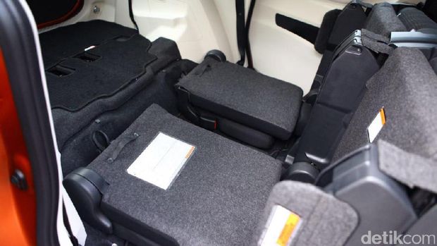 Dive in seat, kursi baris ketiga bisa disimpan di bawah kursi baris kedua