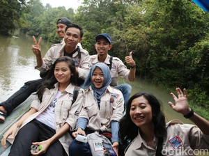 Risers Datsun Menyusuri Sungai di Way Kambas