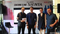 PR Manager PT Toyota-Astra Motor Rouli H Sijabat dalam coaching clinic Toyota Sienta di Kopitiam Tan, SCBD, Jakarta, Minggu (13/11/2016), mengatakan Sienta ini keluar tahun 2003 di Jepang, mobil langsung sukses mendapatkan respons dari pasar Jepang.