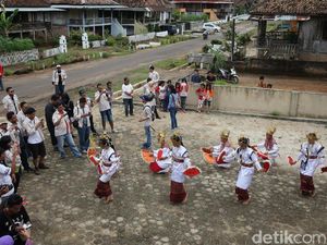 Tarian Melinting Sambut Risers di Desa Wana