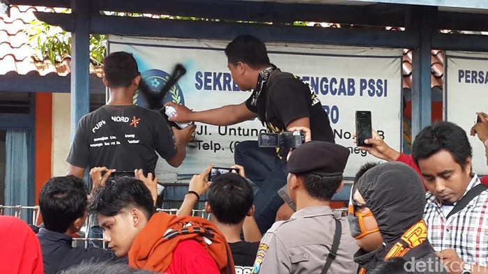 Kecewa, Suporter Persibo Segel Kantor Pengcab PSSI Bojonegoro