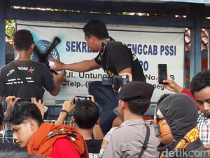 Kecewa, Suporter Persibo Segel Kantor Pengcab PSSI Bojonegoro