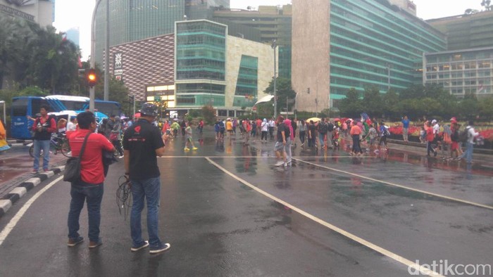 Sempat Diguyur Hujan, Warga Tetap Antusias Berolahraga di CFD