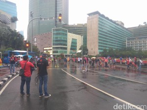 Sempat Diguyur Hujan, Warga Tetap Antusias Berolahraga di CFD