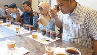 Proses cupping selanjutnya dilakukan saat kopi sudah diseduh. Disini peserta diminta menilai aroma, flavor, aftertaste, acidity, body, dan balance kopi. Peserta juga diberi kertas dan menilai tiap kopi yang dirasakan dari angka 6-9.