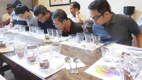 Setelah roasting, ada proses cupping yang dipraktekkan langsung oleh para peserta. Disini peserta diminta menilai 3 bubuk kopi tanpa label. Proses cupping pertama adalah menilai fragrance (aroma kopi bentuk bubuk).