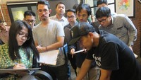 Proses roasting dipandu oleh roaster dari Anomali Coffee. Peserta diberi kertas catatan untuk membuat grafik roasting. Suasana proses roasting kondusif, peserta mengamati secara fokus dan kritis bertanya banyak hal.