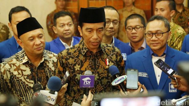 Rapat Pimpinan Nasional (Rapimnas) PAN turut dihadiri oleh Presiden Jokowi di Hotel Bidakara, Jakarta. Ini foto-fotonya: