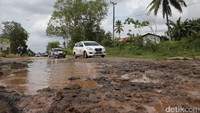 Jalan berlubang seringkali ditemui oleh para Risers Datsun.
