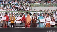 Para pemenang Tilawatil Alquran berdiri di podium untuk berfoto bersama.