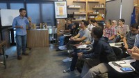 Sebelum mulai sesi roasting, peserta terlebih dahulu diberi pengetahuan dasar seputar biji kopi dari jenis hingga proses pemilihan dan pertimbangannya oleh Aris, salah satu Q Grader di Indonesia Coffee Academy.