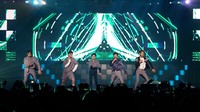 Usai rehat untuk beberapa menit, SHINee berganti busana dengan aksen kotak-kotak hitam sambil membawakan lagu Black Hole. Foto: Delia Arnindita Larasati/detikHOT