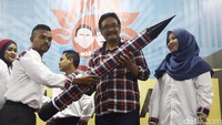 Secara simbolis relawan menyerahkan pensil raksasa bermotif kotak-kotak diberikan untuk pasangan BaDja agar terus memperjuangkan dan mengedepankan program kerjanya mencerdaskan kehidupan bangsa, khususnya bagi masyarakat DKI Jakarta.