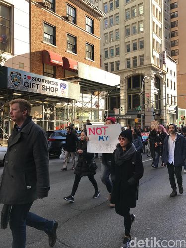  Demo anti Trump di New York, Sabtu (12/11/2016)