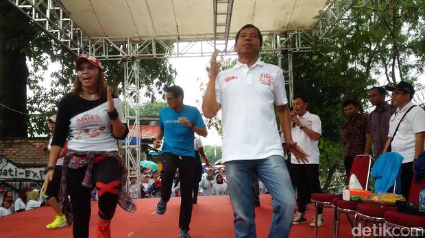  Calon wakil gubernur DKI Jakarta Sandiaga Uno senam bersama warga Kemayoran, Jakpus, Minggu (13/11/2016)