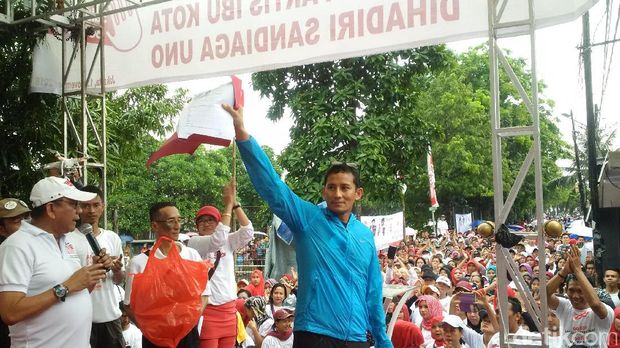  Calon wakil gubernur DKI Jakarta Sandiaga Uno senam bersama warga Kemayoran, Jakpus, Minggu (13/11/2016)