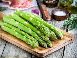 13 Buah dan Makanan Sehat untuk Jantung, Mudah Dicari!