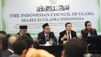 Dipimpin oleh mantan anggota DPR Ahmad Yani, sejumlah advokat membahas langkah-langkah untuk mendukung putusan MUI dan mendorong agar kasus Ahok cepat diproses.