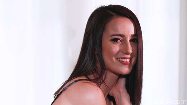 Throwback! Menawan Julie Estelle saat Pemotretan Celeb of The Month Throwback! Menawan Julie Estelle saat Pemotretan Celeb of The Month