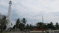 Foto: Di hadapan mercusuar ada taman yang cantik untuk dinikmati dan sebuah tugu baru bernama Tugu Nol Kilometer Anyer (Fitraya/detikTravel)