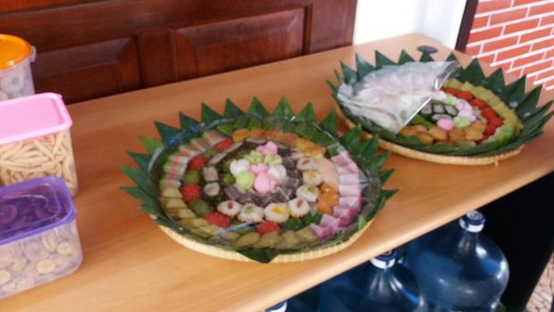 Sajian Bubur dan Kue untuk Warga yang Mengadu ke Ahok di Rumah Lembang