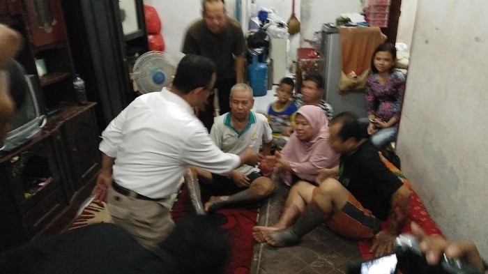 Blusukan di Tambora, Anies Baswedan Jenguk Korban Gas Meledak