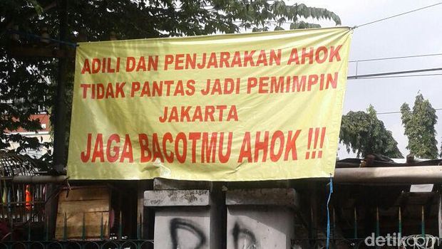 Satpol PP Juga Copot Spanduk 'Penjarakan Ahok' di Tambora
