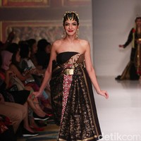 Koleksi Ghea Panggabean yang mengusung tema The Spice & Silk Route from Sumatera to Java di IPMI Trend Show 2017. The Hall Lt.8. Senayan City. Jakarta. [Foto: Mohammad Abduh/Wolipop]