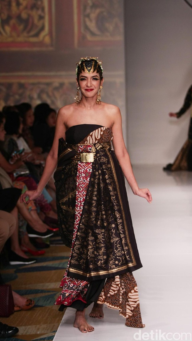 Koleksi Ghea Panggabean yang mengusung tema The Spice & Silk Route from Sumatera to Java di IPMI Trend Show 2017. The Hall Lt.8. Senayan City. Jakarta. [Foto: Mohammad Abduh/Wolipop]